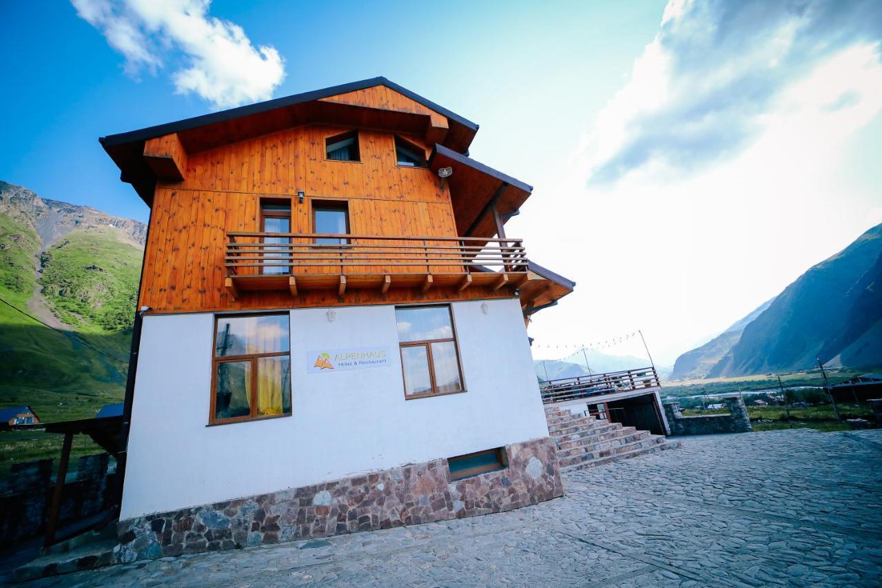 Alpenhaus Kazbegi Hotel & Restaurant Buitenkant foto