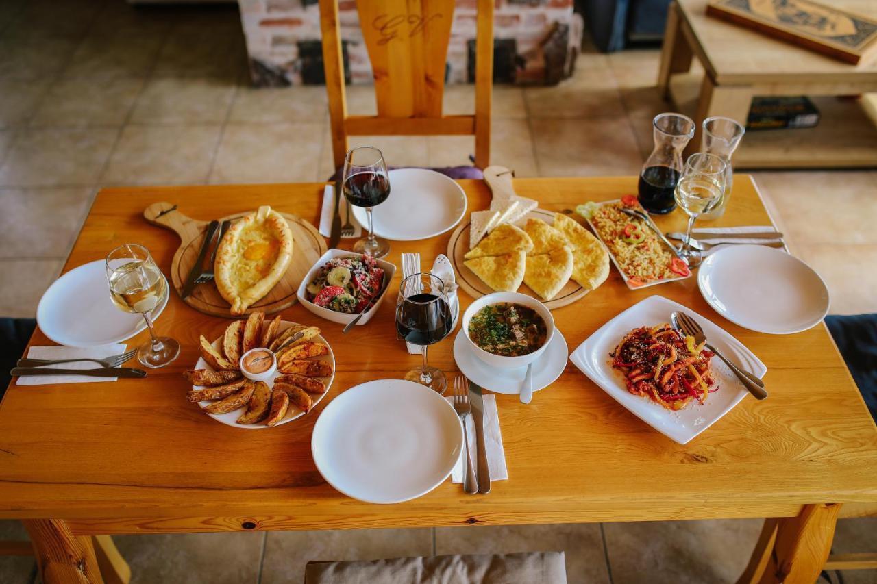 Alpenhaus Kazbegi Hotel & Restaurant Buitenkant foto
